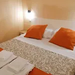 Amedeo Square 4* Neapel