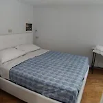 Amedeo Square Nápoly
