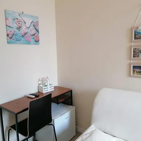 Amedeo Square Bed & Breakfast 4*