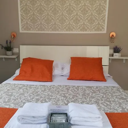 Amedeo Square Bed & Breakfast 4*