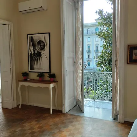 Amedeo Square نابولي