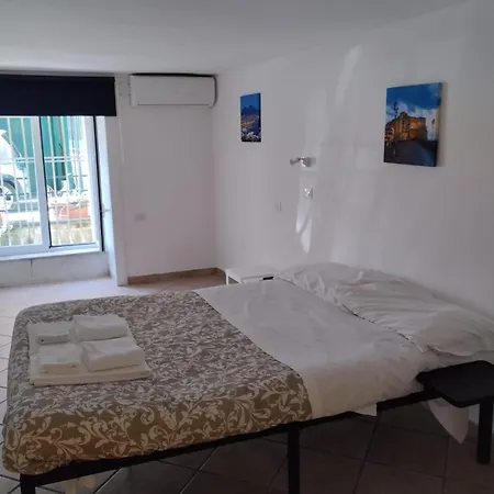 Amedeo Square Bed & Breakfast 4*