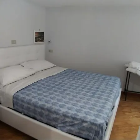 Amedeo Square نابولي